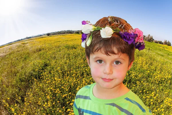 可爱的小男孩在田边的花环里 今天是生日以色列 内盖夫沙漠在明亮的南方阳光下开满了花 温暖的一天 — 图库照片