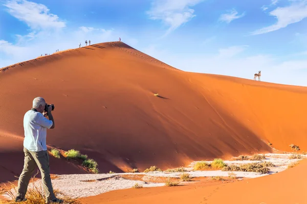 Грандіозна Подорож Африку Пустеля Туристи Фотографують Мальовничі Оранжеві Дюни Сухе — стокове фото