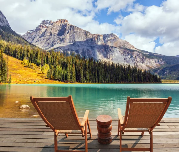 Dos Cómodas Tumbonas Madera Una Plataforma Madera Junto Agua Canadian — Foto de Stock