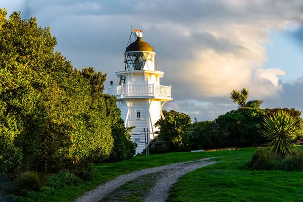 Faro Pintoresco Blanco Como Nieve Atardecer Océano Pacífico Isla Sur — Foto de Stock