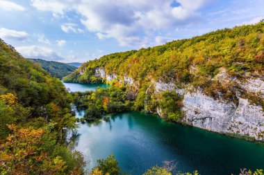 Plitvice alçak tepelerin arasında zümrüt suyu ile çağlayan göller. Hırvatistan 'a sonbahar gezisi. Ekolojik ve aktif turizm kavramı
