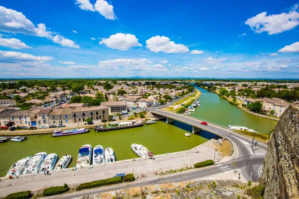 Frankrike Hamnstaden Aigues Mortes Yachter Förtöjda Utanför Kusten Fartygskanalen Rinner — Stockfoto