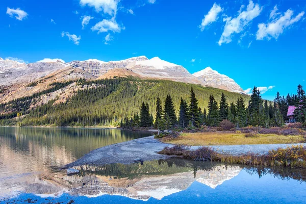 Kanada Klippiga Bergen Sol Och Berg Reflekteras Sjöns Släta Vatten — Stockfoto