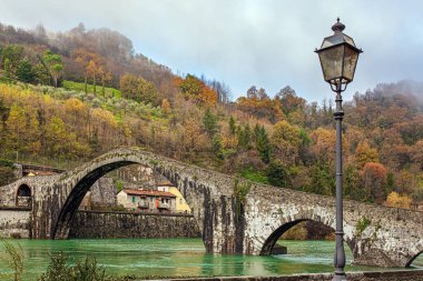 Serchio Nehri 'nin üzerindeki Şeytan Köprüsü. Muhteşem mimarinin ortaçağ köprüsü bin yıl önce inşa edildi. Soğuk rüzgarlı kış günü. Muhteşem İtalya 'ya git. Toskana Eyaleti. 