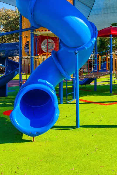 Toller Kinderspielplatz Attraktion Spiralhügel Mit Geschlossenem Abstieg Strahlend Warmer Sonniger — Stockfoto