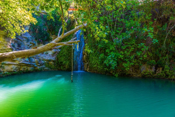 Semester Medelhavet Cool Skuggig Damm Vattenfall Och Rep Bungyjump Begreppet — Stockfoto