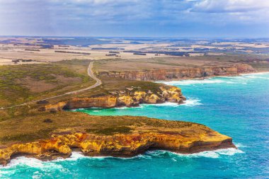  Manzaralı sahil şeridi. Fotoğraf bir helikopterden çekildi. Great Ocean Road and the Twelve Apostles bir grup kireçtaşı uçurumudur. Port Campbell Parkı, Avustralya. Ekstrem, aktif ve fotoğraf turizmi kavramı