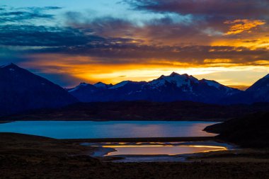  Güney yarımkürenin turuncu gün batımı. Los Glaciares Parkı Arjantin 'in en güzel parkıdır. Soğuk dağların dik yamaçları ve gölleri. Aktif ve fotoğraf turizmi kavramı