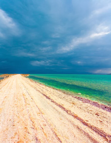 Lage Winterwolken Worden Weerspiegeld Het Groene Zeewater Stortplaats Loopt Door — Stockfoto