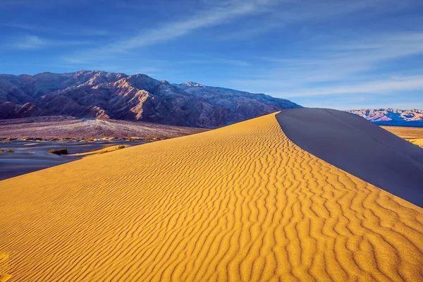 沙子躺在光波中 沙丘位于190号公路沿线 神奇的沙漠清晨死亡谷的中间平坦的沙丘 积极旅游和摄影旅游的概念 — 图库照片