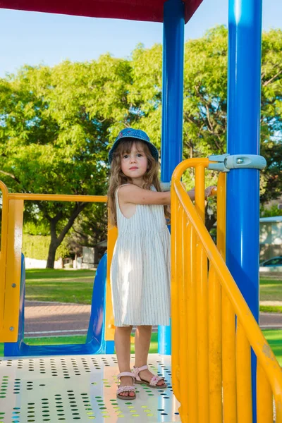 Groen Park Aantrekkingskracht Speelplaats Warme Zomerdag Schattig Klein Meisje Een — Stockfoto