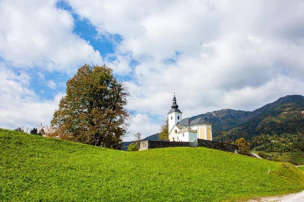 Weiße Kirche Und Glockenturm Auf Einem Hügel Der Nähe Des — Stockfoto