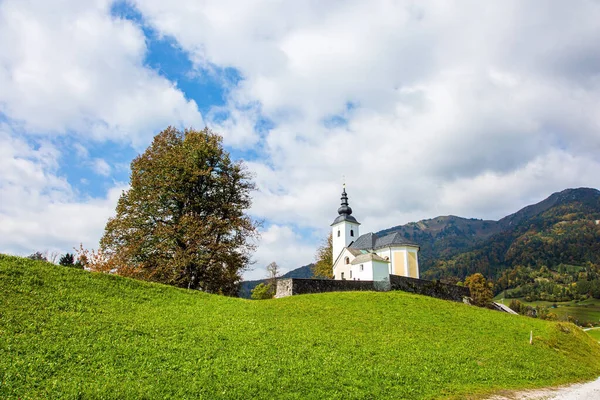 Chiesa Bianca Campanile Una Collina Vicino Piccolo Villaggio Prati Erbosi — Foto Stock