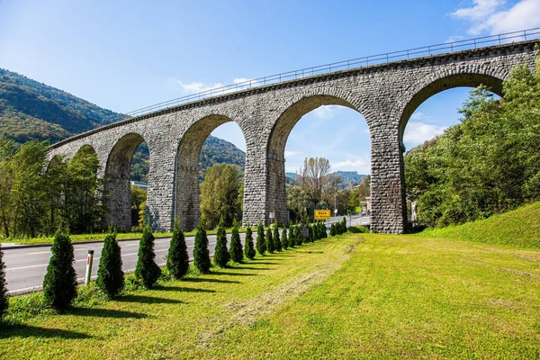 Görkemli Güçlü Köprü Idrija Kayalık Nehri Üzerindeki Viyadük Julian Alplerinin — Stok fotoğraf