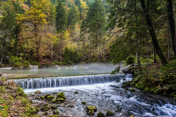 风景如画的浅湖 绿水冰封 人工瀑布堤坝 秋天的森林在山谷里 轻雾从水面升起 Julian Alps 斯洛文尼亚 — 图库照片