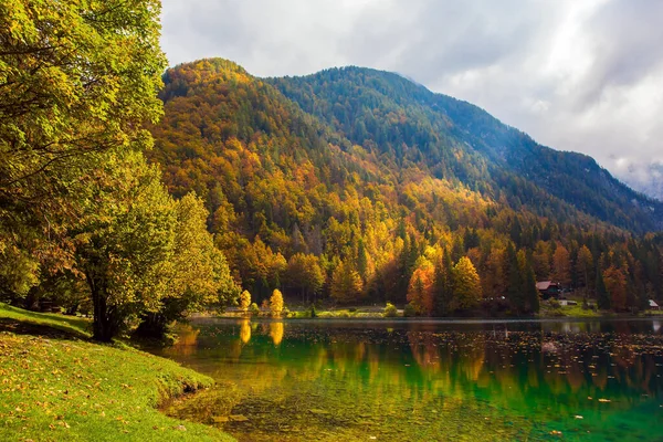 Lago Fuzine Norte Italia Los Dolomitas Están Cubiertos Nubes Los —  Fotos de Stock