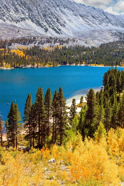 青い湖の水 絵のように美しい山々 オレンジ 赤の葉の白樺やアスペン ロッククリーク道路湖 モンタナ州の緑豊かな秋 — ストック写真