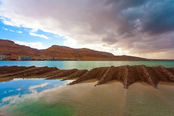Legendarne Morze Martwe Gładka Powierzchnia Słonej Wody Morskiej Odzwierciedla Niebo — Zdjęcie stockowe