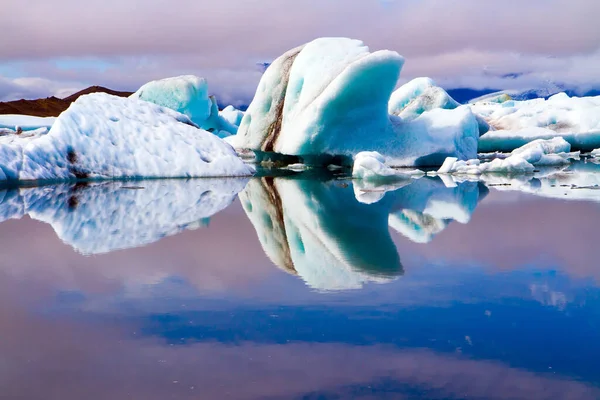 Het Ijs Sommige Plaatsen Bedekt Met Vulkanische Witte Blauwe Ijsbergen — Stockfoto