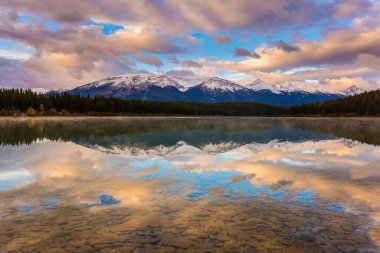  Soğuk bir gölün üzerinde gün doğumu. Jasper Ulusal Parkı 'ndaki Majestic Gölü Patricia, Kanada' nın Rocky Dağları. Aktif, kuzey ve fotoğraf turizmi kavramı
