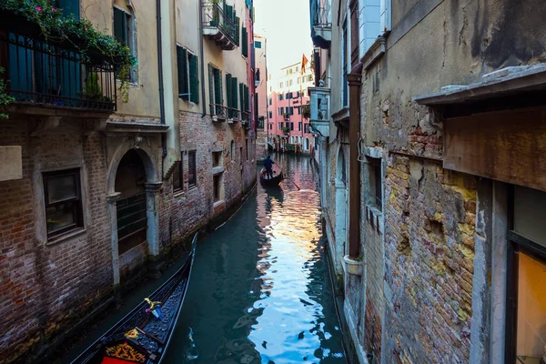 Rues Étroites Canaux Venise Balade Gondole Long Des Rues Pittoresques — Photo