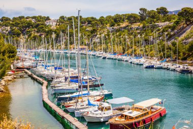 Akdeniz 'in Fransız kıyıları. Güney fiyordun masmavi sularında büyük yelkenli yatları. Aktif, çevre dostu ve fotoğraf turizmi kavramı