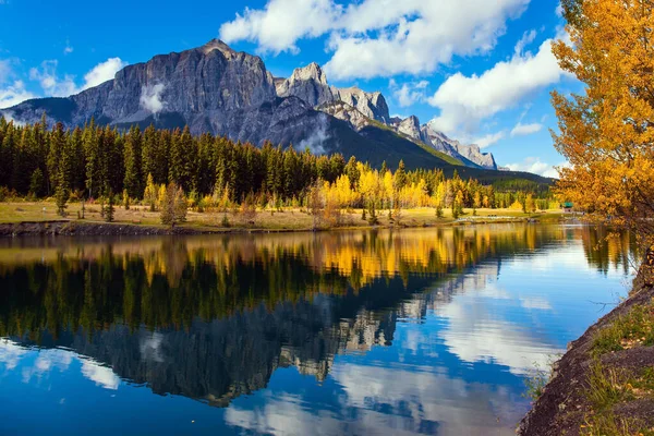 キャンモアの郊外 カナダのロッキー山脈の緑豊かな秋 積雲は湖の滑らかな水に反映されます 活動的 生態学的 写真観光の概念 — ストック写真
