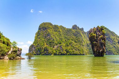 Sıcak Andaman denizi ve mavi gökyüzü, yosun ve çimlerle kaplanmış resimli uçurumlar. Muhteşem, sıcak bir ülkeye seyahat etmek. Tayland. James Bond Adası - Ko Tapu  