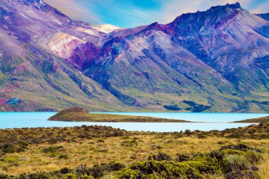 Los Glaciares Arjantin 'in en güzel doğal parkı. Gök mavisi suyla kocaman bir göl, Patagonya 'nın kurak bozkırı ve soğuk dağların dik yamaçları. Ekstrem ve fotoğraf turizmi kavramı