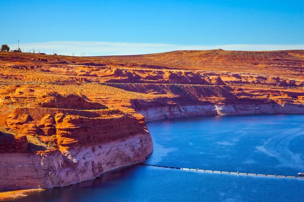 人生で最高の旅 グレンキャニオンダム アリゾナ州 グランドキャニオン渓谷で 人工起源のアメリカ合衆国で最大の貯水池はパウェル湖である 積極的かつ写真観光の概念 — ストック写真