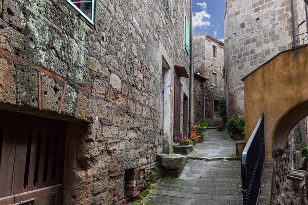 イタリア トスカーナ州 ソラノのトゥファ市はおとぎ話から街を魅了しています 狭い通り 石段や花のポットが咲くサイクロンと アクティブ 歴史的 写真観光の概念 — ストック写真