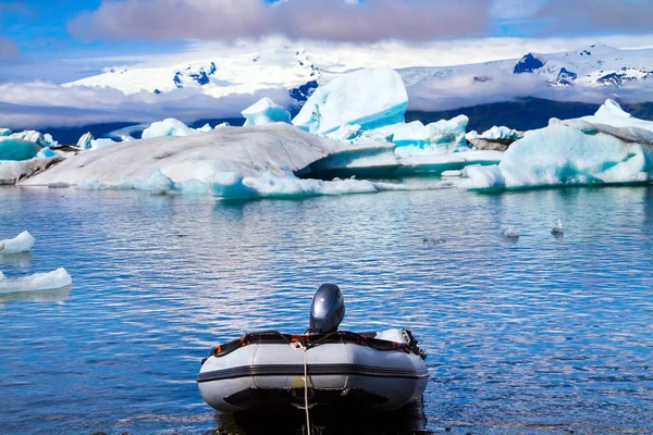 Opblaasbare Boot Voor Toeristen Ijsland Koude Dag Juli Lagune Jokulsaurloun — Stockfoto