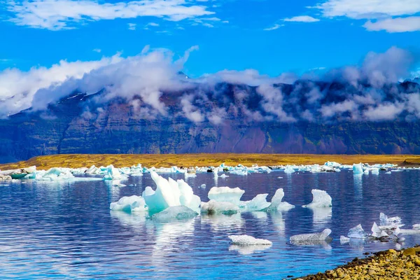 Conceito Eco Turismo Norte Foto Bizarro Icebergs Flutuante Gelo Floes — Fotografia de Stock