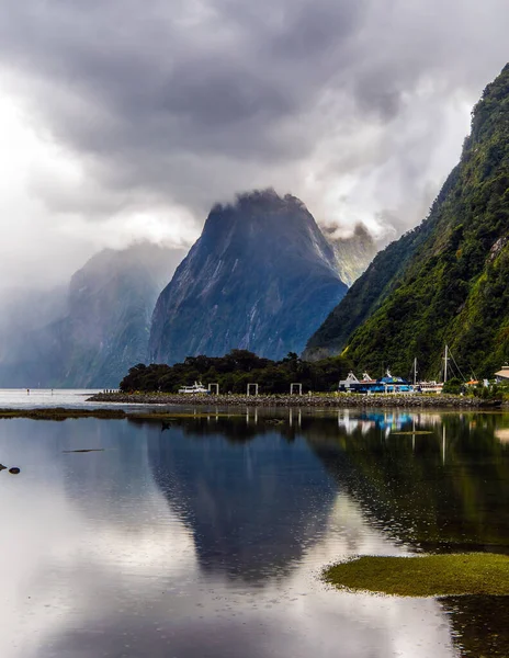 Новая Зеландия Бушующие Облака Покрывают Небо Над Знаменитым Океанским Фьордом — стоковое фото