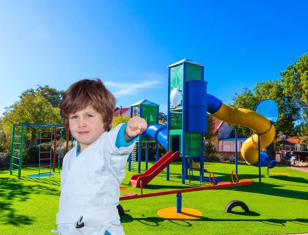 Schöner Junge Weißen Kimono Übt Judo Gemütlicher Kinderspielplatz Mit Vielen — Stockfoto