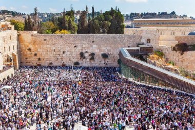 Antik Kudüs. Tapınağın batı duvarının önündeki meydanda dua eden büyük bir Yahudi kalabalığı. Önemli dini Yahudi bayramı. Sıcak, güneşli bir gün. İsrail