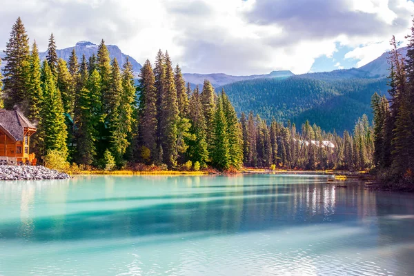 Prachtig Emerald Lake Vroege Mistige Ochtend Schilderachtig Groot Meer Canadese — Stockfoto