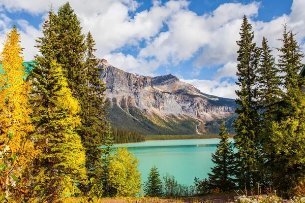 Coniferous Forest Mountain Peaks Surround Lake Azure Water Early Morning — Stock Photo, Image