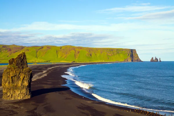 Путешествие Сказочный Остров Исландия Гигантская Одинокая Скала Пальма Черном Вулканическом — стоковое фото