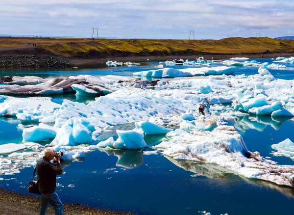 Homem Cabelos Grisalhos Jeans Fotografa Paisagem Magnífica Icebergs Brancos Azuis — Fotografia de Stock