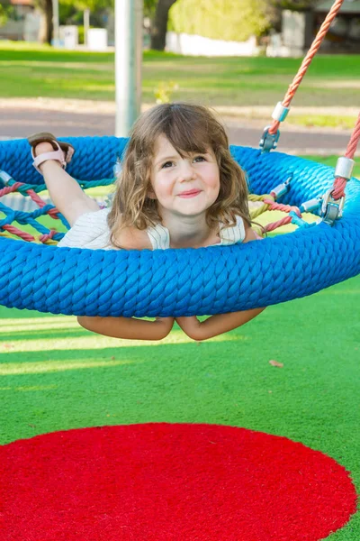 Warme Zomerdag Het Kinderpark Charmant Klein Meisje Lang Haar Schommelt — Stockfoto