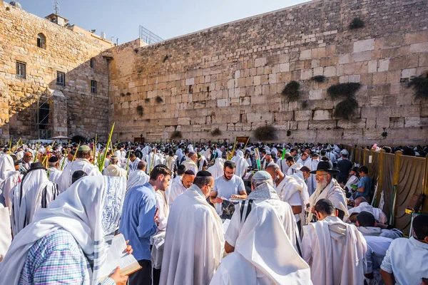 Jerusalem イスラエル 2018年9月26日 ユダヤ人はお祝いの白いタリットに包まれて祈る 西壁での感動的な儀式 コハイムの祝福 巡礼と写真観光の概念 — ストック写真