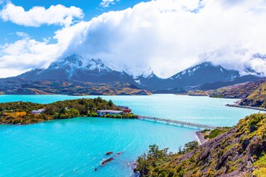 Torres del Paine Parkı. Şili. Patagonya And Dağları 'ndaki Pehoe Gölü. Eriyen buzullardan akan parlak gök mavisi suyla dolu dev bir göl. Otel gölün ortasındaki bir adada yer almaktadır.. 