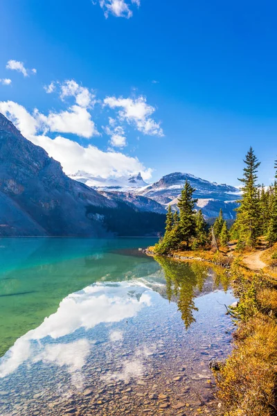 Lake Bow Lago Glacial Con Aguas Cristalinas Azules Montañas Rocosas —  Fotos de Stock