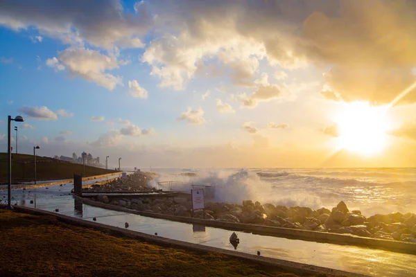 Bankinsättning Tel Aviv Israel Solnedgång Kraftfull Vintersurfing Lyfter Med Snövitt — Stockfoto