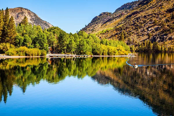 Podzimní Cestování Západě Usa Hladká Voda Odráží Oblohu Hory Malebné — Stock fotografie