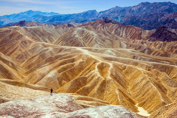 Turysta Kamerą Szuka Pięknego Krajobrazu Zabriskie Point Dolina Śmierci Kalifornii — Zdjęcie stockowe