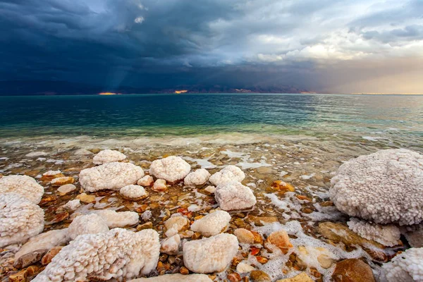 Playa Rocosa Cubierta Sal Evaporada Cielo Sombrío Con Nubes Oscuras —  Fotos de Stock