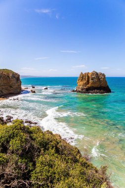 Okyanus sörfünün köpüğündeki sahil kayaları. Güney Yarımküre 'ye git. Pasifik kıyısı ve kumlu sahil. Avustralya 'ya harika bir yolculuk.. 