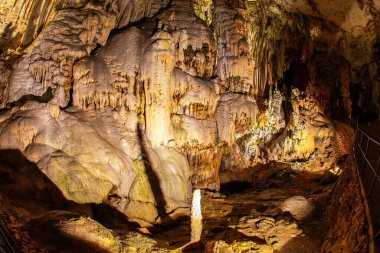  Sarkıtlar ve dikitler ile muhteşem aydınlatılmış yeraltı sarayları. Slovenya 'daki devasa yeraltı mağara sistemi. Slovenya 'da sihirli yerler. Postojna Mağarası.
